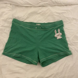 Shorts - Jättesöta shorts, väldigt gamla och väldigt coola, stora i midjan 💚passar s/m/l beroende på hur man vill att de ska sitta