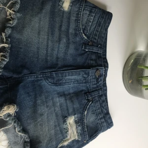 Shorts - Fina shorts som används en gång, det det står att dom är i M och jag som är S tycker dom ör för små vid midjan men det ör säkert olika, pris kan diskuteras kontakta om frågor 
