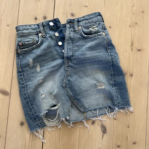 Ljusblå jeanskjol - Superfin jeanskjol från H&M som tyvärr blivit för liten för mig. Fint skick och perfekt till sommaren. Hör av er för frågor eller fler bilder 💓