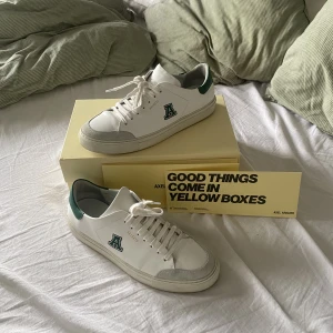 Arigato skor  - Säljer nu mina arigatos för jag har tröttnat på dom, de ser värre ut på bilden än i verkligenheten och är i extremt bra och rent skick förutom lite creasing, allt og finns, kom med bud! 