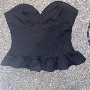 Topp - Jättesöt topp från vila💕säljer då den inte kommer till använda längre💕storlek S me passar även någon som har XS💕skriv gärna för mer bilder 