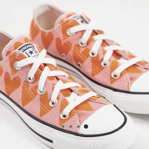 Converse - Unika o varsamt använda converse, egna bilder skickas på förfrågan🧡🧡