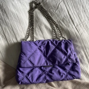 Handväska Mango - Lila handväska från mango, i bra skick!!