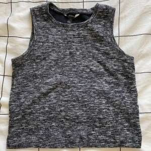Grå-svart linne - Säljer ett grå-svart linne i storlek S