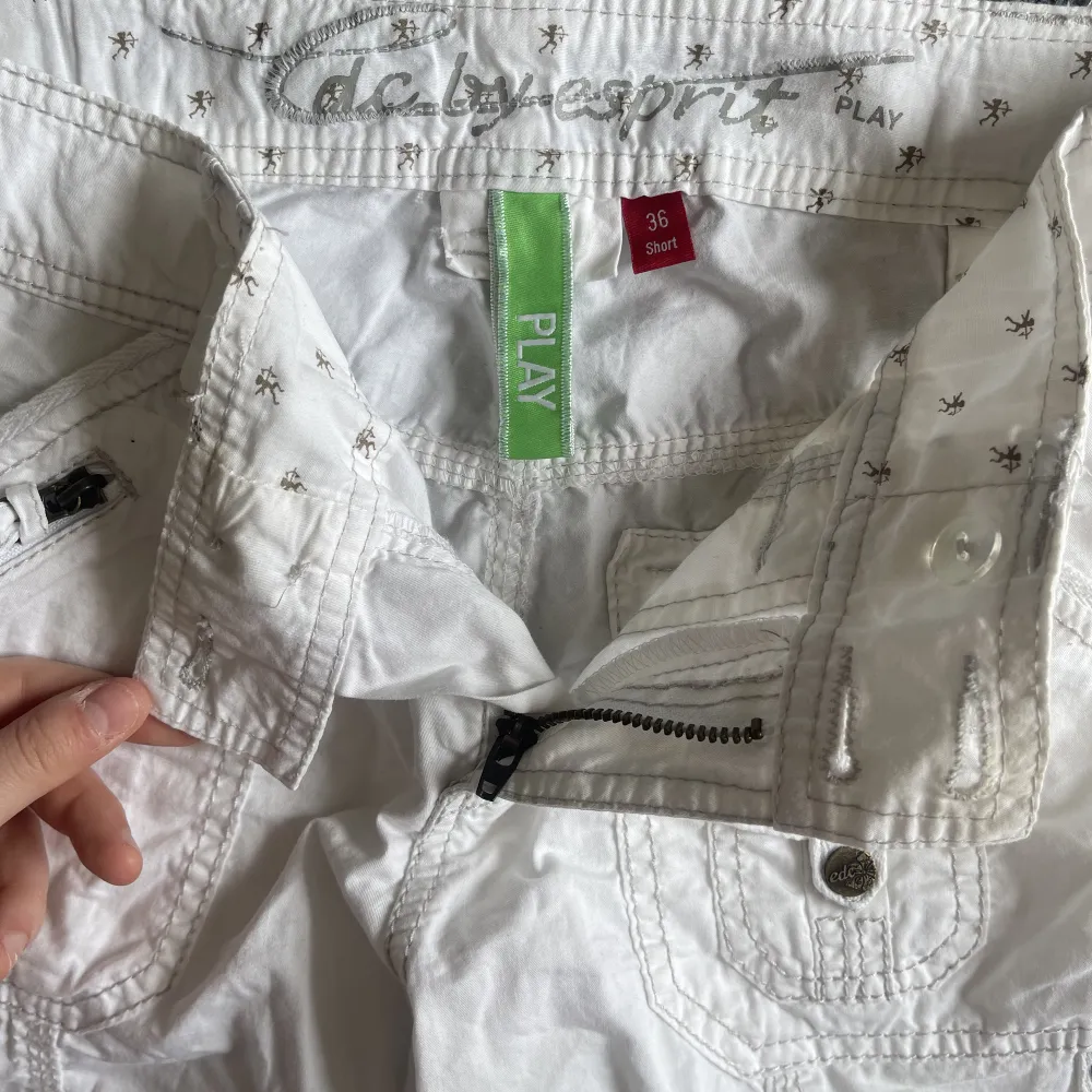 Säljer dessa skitcoola vita byxor med detaljer från Espirit 🌬️🫶⭐️ sitter perfekt lågmidjade! Kan mötas upp i Söderköping eller Norrköping eller frakta ⭐️. Jeans & Byxor.