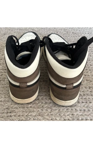 Nike Jordan 1 - Hej! Säljer ett par Jordan 1 mocka. Äkta är dem skickar med box och allt, Använda några gånger men tvättade dom och dem ser inprincip helt nya du står för frakten jag står inte för postnords fel! 