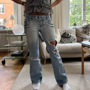 Jeans!  - Så snygga jeans med coola detaljer❤️ Har små fläckar i fram som knappt syns men bra att notera ändå,skriv för bild MIDJEMÅTT:78cm INNERBENSLÄNGDEN:74cm