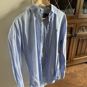 RL Skjorta - Säljer 2 RL skjortor i M slimfit. Mycket fint skick. Inga tecken på anvädning. Är L så är lite kort i ärmarna. Tänker mig 175kr per skjorta eller alla för 300 för alla. Skriv vid funderingar!
