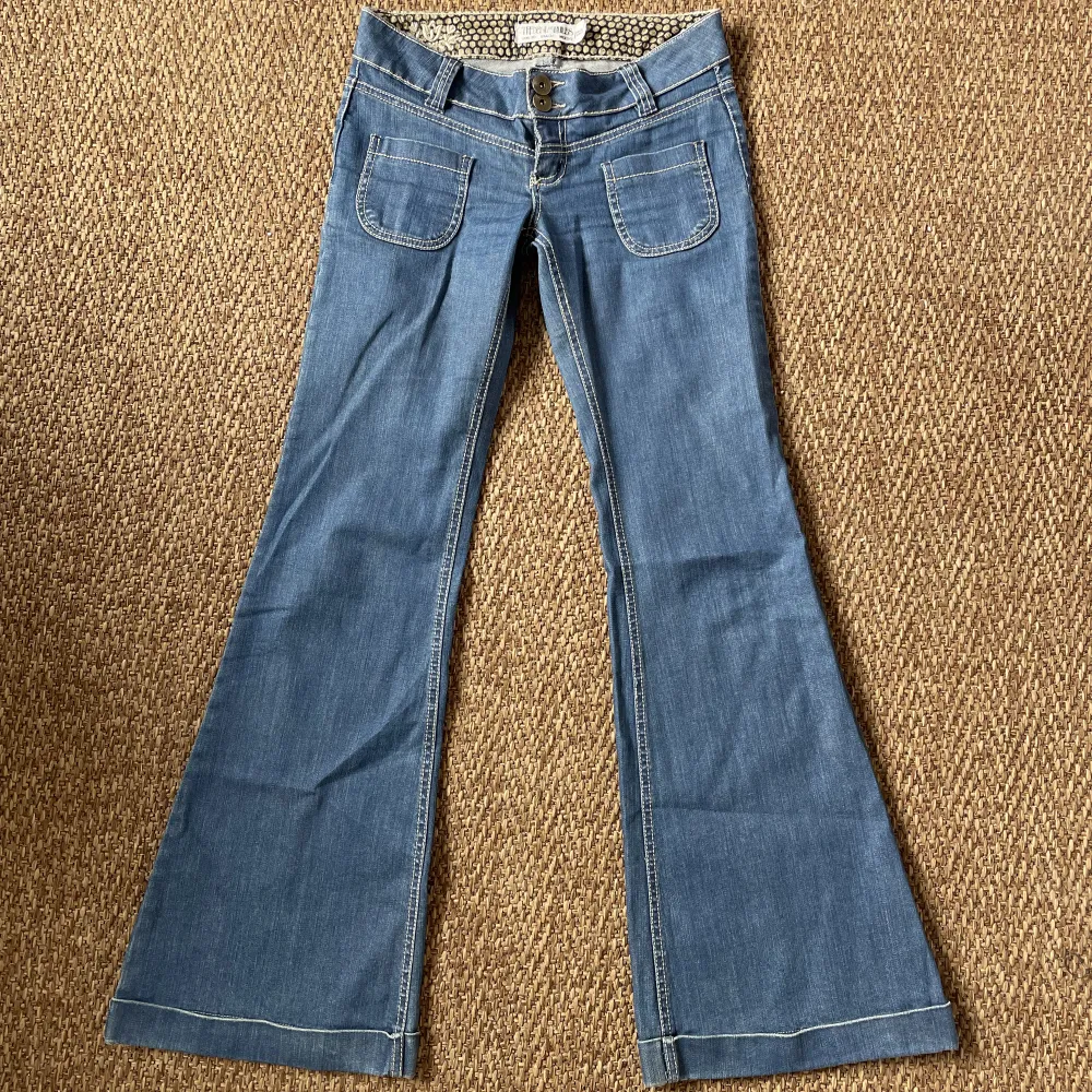 min favorit jeans! har tyvärr blivit snäppet för små därav säljer jag dom. Dom är i toppen skick - som helt nya. Jag är 175 och dom går ner till fötterna på mig - man kan även lägga ner dom så får man 5 cm till! 38 rakt över midjan, 83 längd, 29vidföttern. Jeans & Byxor.