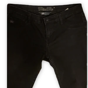 Miss me jeans svarta - Svarta miss me jeans! Jag har INTE fler bilder och kan inte heller ta bild på då de inte passar, men här är måtten ❣️innerbenslängd:73cm, ytterben 96cm och rakt över midjan 36cm
