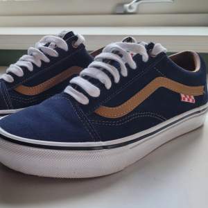 Näst intill nya Vans skor som ändast har använts två gånger. De är mörkblåa med bruna detaljer.