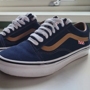 Mörkblåa Vans skor  - Näst intill nya Vans skor som endast har använts två gånger. De är mörkblåa med bruna detaljer.