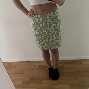 Blommig kjol - Supergullig kjol köpt på shein. Väldigt skön och har varit min favoritkjol men tyvärr kommer den inte till användning längre.