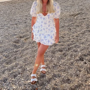 Klänning zara - Super söt blommig POPULÄR klänning från zara. SLUTSÅLD!