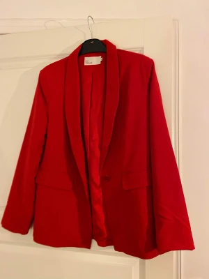 Röd blazer - Röd kavaj från Nelly. Använd fåtal gånger. Som ny. 300kr. 
