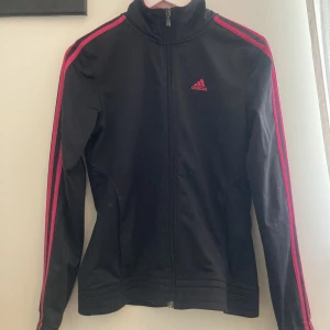 Svart/rosa adidas tröja  - Svart rosa adidas zipup tröja. Skriv privat om du är intresserad 💘 frakt tillkommer💘