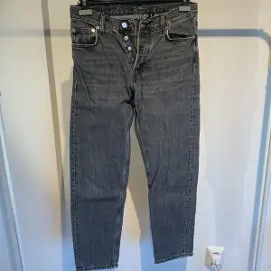 Snygga Weekday Barrel jeans i sjukt snygg svart/grå färg. Säljer då de är för små. Skriv för fler bilder