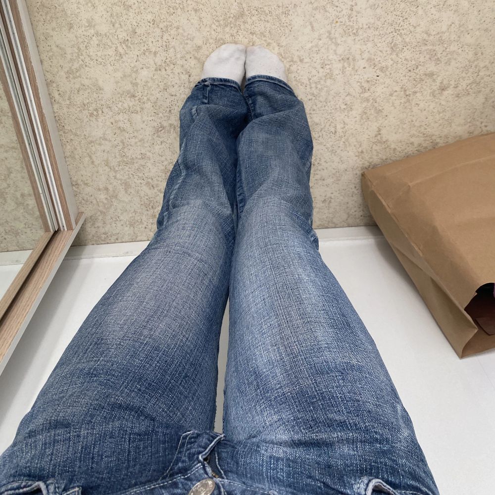 Sjukt snygga Victoria Beckham jeans. Storlek 28, men passar 34-36. Långa i benen så passar mig som är 160 men skulle passa längre. Midjemått 38cm, innerbenslängd: 80cm. Diamanderna på fickorna har tyvärr ramlat av men inget man tänker på. . Jeans & Byxor.