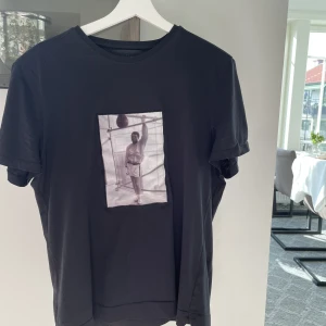 Limitato T shirt mohammed Ali Limited Edition - Limitato tröja I nyskick som endast har 500 exemplar. Tröjan är köpt på Nk i Göteborg och kvitto osv fås självklart med. Tröjan är i nyskick och har inga skavanker över huvudtaget.