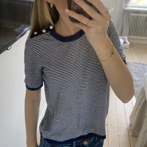 Blårandig t-shirt - Säljer denna supersnygga t-shirt då den inte kommer till användning längre. 