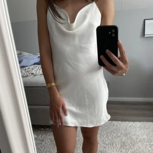 Klänning  - En superfin vit satinklänning från zara i storlek S. Den är i nyskick och perfekt till sommaren. Säljer då den är för stor på mig💓