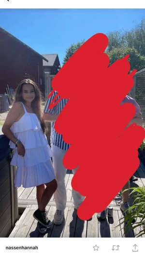 Student/midsommar klänning - Säljer min jättefina midsommarklänning💚. Den är använd 1 gång. Den passar perfekt till student och som sommarnklänning☀️☀️ jag är 163 och väger 53kg. Klänningen är i storlek xs men passar även som s-m.