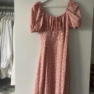 Blommig långklänning  - Använt ett fåtal gånger💕