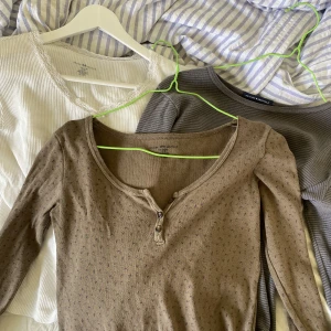 Långärmade t shirts  - Jag säljer tre av mina söta brandy toppar då jag inte använder de längre, jag tar 160kr styck för de och 450kr för alla! De är i fint skick och alla köpta i höstas💗💗  Tryck inte på ”köp nu” 