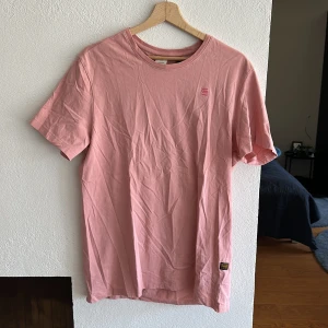 Rosa G-star Tshirt  - Laxrosa Gstar tisha. Tunn och skön men hyfsat smal i passformen.