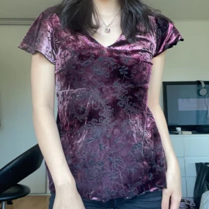 Snygg topp i bra skick - Hur tidigare annons ser ut på. NOTERA att jag modifierat plaget för att se tajtare ut på mig som är en xs-s därav kommer den se annorlunda ut beroende storlek. 