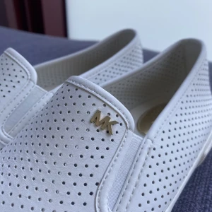 Michael kors skor - Vita sommarskor från Michael kors. Knappt använda så är i jättebra skick! Köpta i usa för några år sen så har ingen låda eller något sånt. Köparen står för frakten🥰