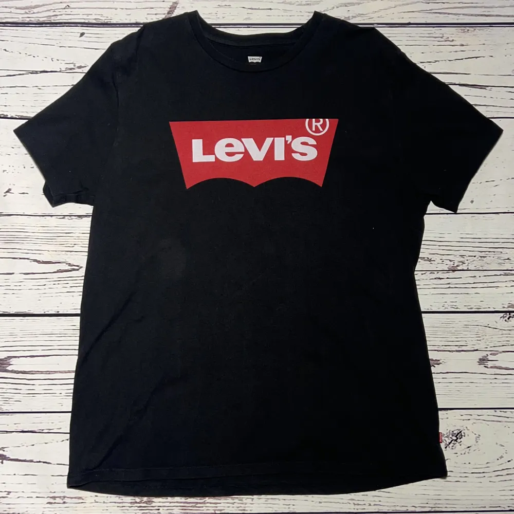 Märke: Levis Typ: T-shirt Färg: Svart Kroppstyp: Unisex Skick: Mycket Bra  Sparande av miljö  11x lägre utsläpp jämfört med ny vara Sparat vatten ca 1850 liter Sparat CO2 ca 2.4 kg. T-shirts.