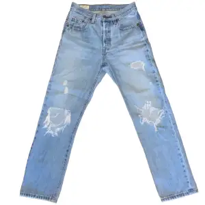 Levis 501 original ripped jeans storlek W24 L26 är använda men i rätt så god skick, ordinarie pris var 1249:- 🦋