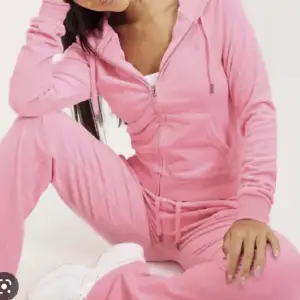 Jättefint juicy couture set i färgen cotton candy. Det är en superfin rosa färg, det är helt nytt och det är använt ca 2 gånger🩷 Pris kan diskuteras privat.