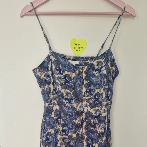 Knälång klänning - Knälånga klänning från H&M, nyskick! 