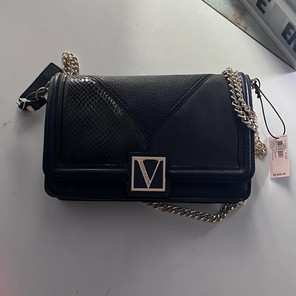 Marinblå Mini shoulder bag från Victoria secret me en guldig kedja💙 Den har inga defekter då den inte är använd, o lappen sitter kvar 💓 Köparen står för frakt o använd gärna köp nu knappen, är också öppen för pris förslag. Väskor.