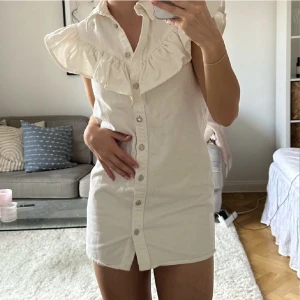 Jeansklänning - Så fin jeansklänning från zara! Använd 2 gånger, i nyskick! 