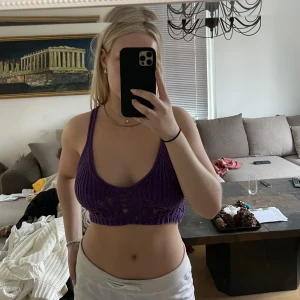 Somrig sval stickad top  - Stickad och croppad linne/everyday top. Sval och skön till sommaren. Fint skick. Plommonfärgad🪷