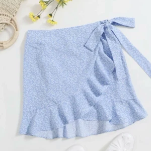 Blå kjol  - Säljer blå kort sommar kjol🥰🥰 köparen står för frakten, skriv privat för fler bilder eller frågor❤️