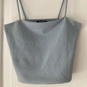 Ljusblå cropped top från Monki - Fin ljusblå top från Monki. Knappt använd.