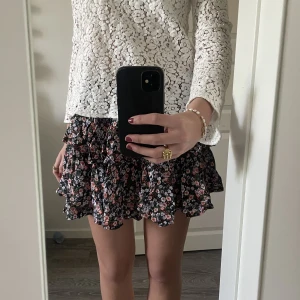 Kjol - Så fin kjol som går att använda dom både kjol och topp, midjan går att vika ner om man vill, köparen står för frakt 💕