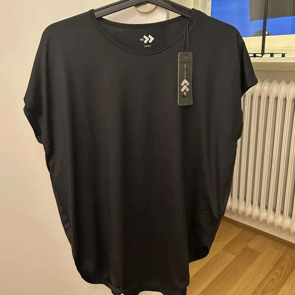 Storlek XS, aldrig använd! 50kr.. T-shirts.