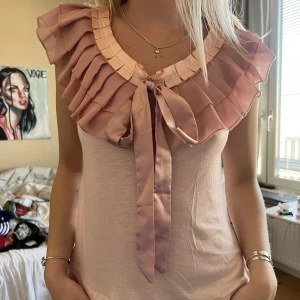 Blus  - Superfin rosa blus med spets och volanger! Xs💘passar också en s