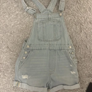 Hängselbyxor  - Hängelshorts i XS💙ALLT SKA BORT