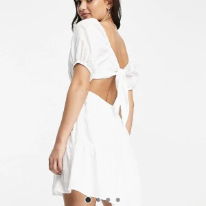 ASOS klänning  - Oanvänd ASOS klänning med prislappen kvar, missad tid för retur därav till salu Även slutsåld online! 