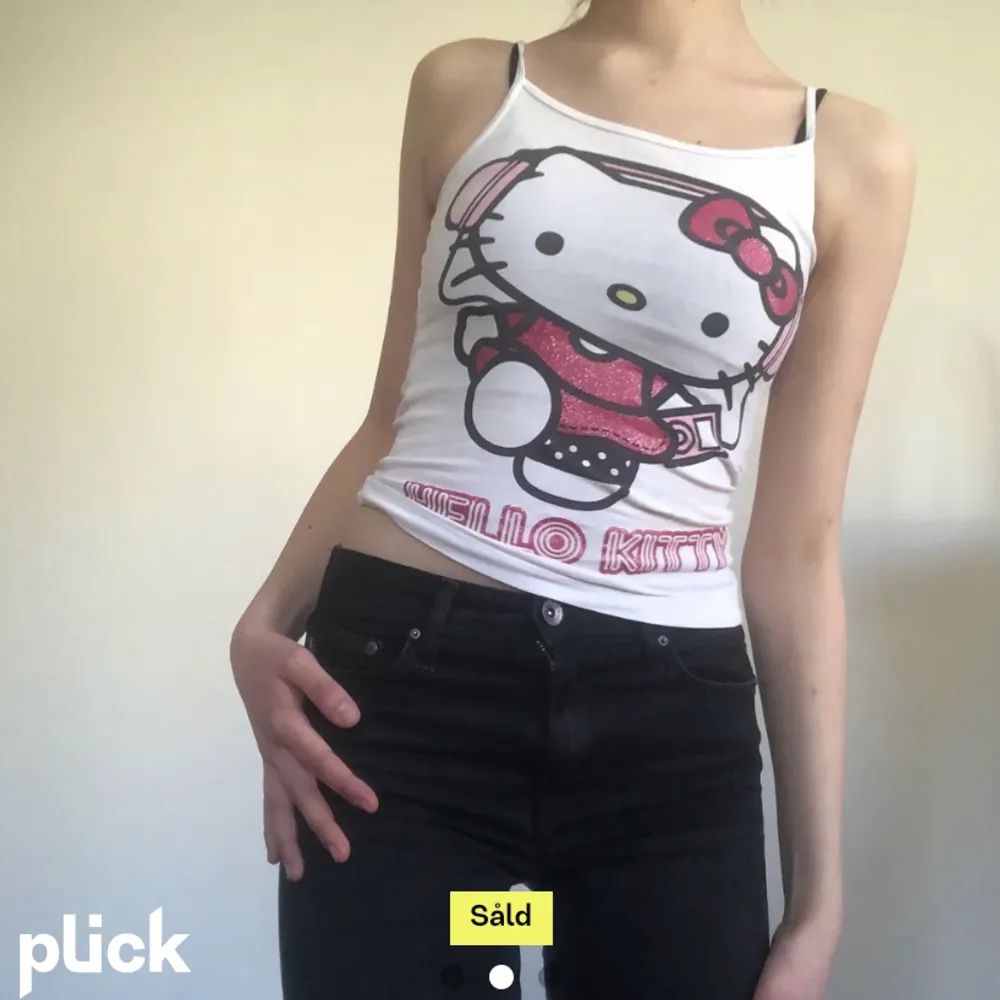 !!FINNS KVAR!! (Priset sänkt från 180kr till 130kr) Supergulligt stretchigt Hello Kitty linne köpt på Plick ♥️ Storlek  uppskattas xs (andra bilden lånad av förra säljaren) skriv för frågor . Toppar.