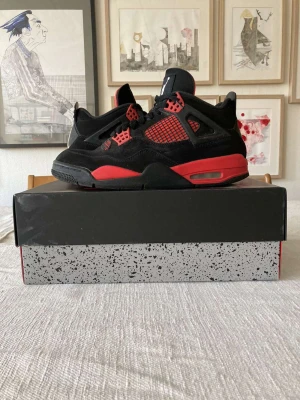 Jordan 4 red thunder  - Dom är i hyfsat gott skick mest smutsiga inga skrapor eller liknand. Kommer inte till användning längre därför vill jag sälja dom, skriv för mer bilder eller frågor.