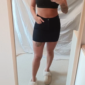 Kjol - Jeanskjol, använd en gång. Kan dras ner och bli lowwaist men den passar ej mig då så kunde ej ta bild. 