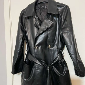 Trenchcoat - En jätte fin trenchcoat med skärp, passar bra nu till våren och sommar. Har använt några få gånger men i fint skick, dock den är lite liten i storlek. 💗