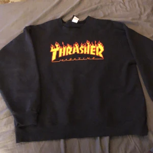 thrasher sweatshirt  - nästintill nyskick, använd två gånger. Köpt från junkyard, säljes för den inte riktigt passar. Köparen står för frakten.